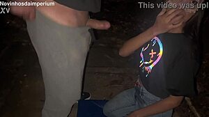 Estamos fodendo em público, esposa magrela engasgando e gozando, quase pegos pela polícia