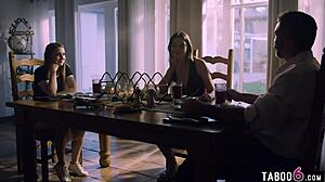 Beau-père défonce l’amie de sa fille Anny Aurora en pleine nuit, ado blonde penchée pour le vieux