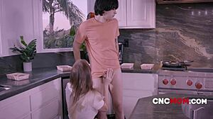 Milf kumartuu odottamattomaan toimintaan.