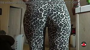 Vay be, sıkı leggings'lerde büyük amını avuçluyorum, çok iyi geliyor!