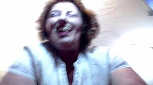 Stofzuigen in Pantoffels Zonder Slipje - Retro Roodharige Plager. Bekijk Haar Grote Kont in Actie!