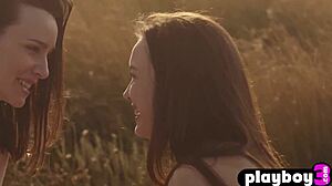 Kleine Babes necken vor outdoor lesbischem Striptease