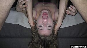 Ragazza universitaria Sabrina Spice si fa sfondare la figa duramente.