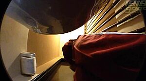 おい、このトイレカメラHDでカーブィーな若い娘が18+で捕まえられたぞ！