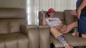 Polttava askelsisko yllätetty keskinäisestä masturbaatiosta pienten tissien kanssa