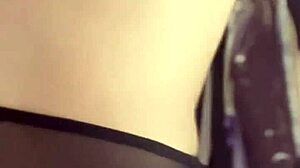 يا رجل، أنا أضرب في غرفة صديقتي وهي في الدش، مع صدرها الكبير يغريني 😈🚿