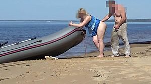 Turistdame flasher for bådfører på vild eventyrstur