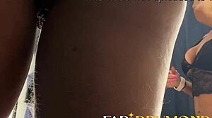 Milf loira ukazuje veľký klitoris a prsia pri masturbácii v skúšobnej kabínke obchodu!