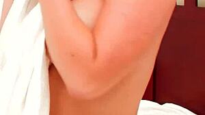 Jayden Jaymes masturbuje veľké prsia nahá