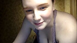 ¡Hombre, esta chica linda y tímida mostró sus grandes tetas naturales!