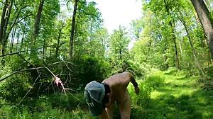 PAWG drwal rozbiera się nago w lesie na dziką zabawę 😜