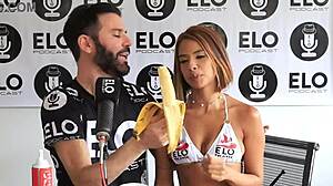 Aisha Ferrari seduzindo em sexo apimentado no quarto.