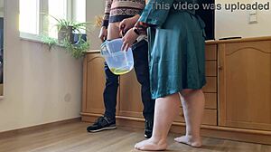 大胆な義姑がパンティを脱いで、義息の隣でオープンにオシッコ