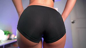 Mi Compañero De Cuarto Me Invitó A Su Recámara A Ver Una Película Y Terminé Sentada En Su Gran Polla - Tara Rico