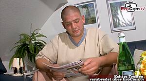 Nemška debela amaterska MILF z naravnimi krivuljami sreča neznanca na divjem castingu.