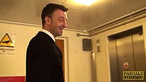 Bystig undergiven tjej Anastasia Lux blir dominerad och bunden i BDSM.