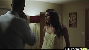 Esposa latina domina a su cuñado con intenso facesitting. Las cosas se pusieron calientes rápido con su cuerpo apretado.