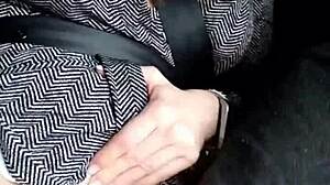 Divja javna masturbacija v avtu! Šokantno!