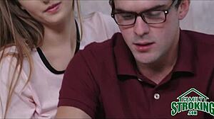 Pequeña rubia hermanastra de 18+ Avery Adair seduce y folla a su nerdy hermanastro en sexo taboo de mamada