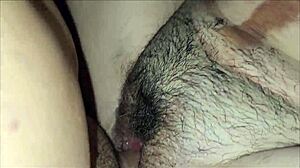 אחות חורגת דסי מראה לי טריקים בזמן שאנחנו צופים בטלוויזיה יחד