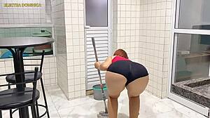 Unajmio sam ovu brazilsku služavku u tesnim šortsevima.