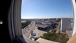 Sarada nua na janela do hotel em frente aeroporto