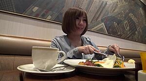 ¡Kirari, 21, provoca pezones mientras chupa verga tan bien!