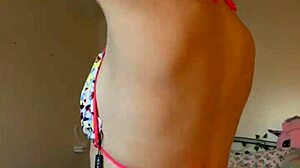 Aku Gak Bisa Berhenti Coba Bikini di Mandi