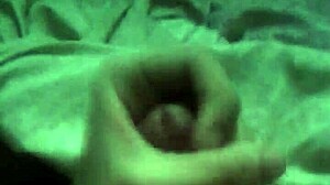 Young gay novinho masturbates in casual punheta session.