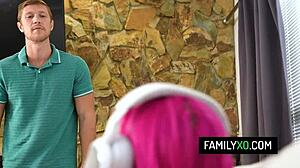 Cholera! Rodzeństwo przyrodnie pieprzy gorącą MILF macochę Lily Lou!