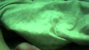 Young gay novinho masturbates in casual punheta session.