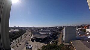 Sarada nua na janela do hotel em frente aeroporto