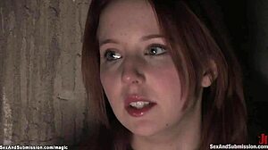 Vékony vörös durván megkötve és megdugva egy óriás farkúval