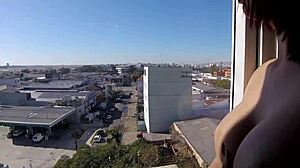 Sarada nua na janela do hotel em frente aeroporto