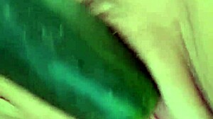 饥渴宝贝爱上粗黄瓜玩具