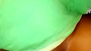 Înșelător prins futând vecina brunetă cu forme