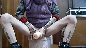 MelvinCoficial, a gay Spanish guy, masturbates solo on skates