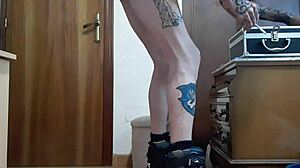 MelvinCoficial, a gay Spanish guy, masturbates solo on skates