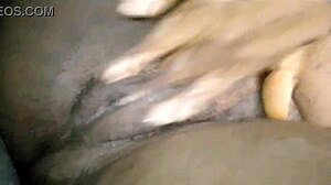 Vakker chubby babe masturberer sine rosa fittelepper til orgasme