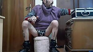 MelvinCoficial, a gay Spanish guy, masturbates solo on skates