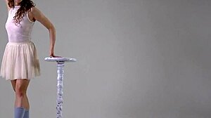 Брюнетката гимнастичка Ursula Fe показва къдрава коса и умения