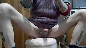 MelvinCoficial, a gay Spanish guy, masturbates solo on skates