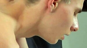 زوجين مثليين شباب يكتشفون النيك بدون واقي لأول مرة