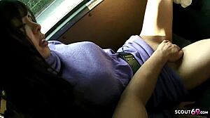 작은 18+ 일본 18살 여자가 차에서 처음으로 오빠한테 블로잡 해줘!