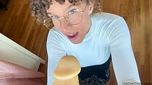 Belle-mère baise beau-fils après l'école, puis le mari !