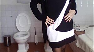 熱い、この無礼な女が公衆でどこでもおしっこ