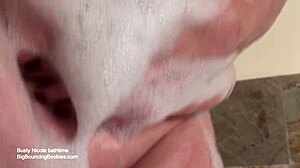 Zrela blond BBW kurba masturbira pičko v nogavicah med kopanjem