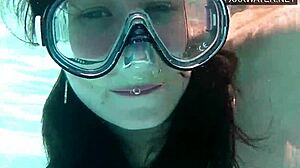 Minnie Manga és Eduard robbannak a víz alatt a medencében!