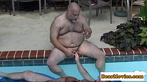 Dışarıda havuz kenarında polarbear'in sertçe boşalana kadar sikini emdiriyor!