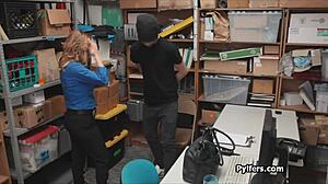 Pencuri Beruntung Ngewe Penjaga Milf Horny